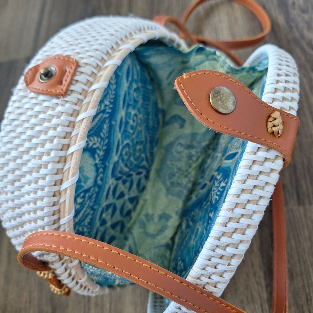 NWOT Woven Round Crossbody Bag Boho Cottage Vacation Vibe Tropical Hippie - Picture 4 of 7